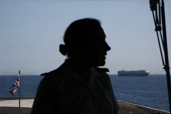 Γυναίκα αξιωματικός του Βασιλικού Ναυτικού «κρατά το πηδάλιο» του αντιτορπιλικού «HMS Duncan»